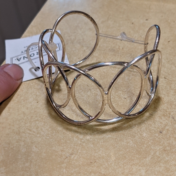Jewelry - Nice silver-tone design cuff bracelet